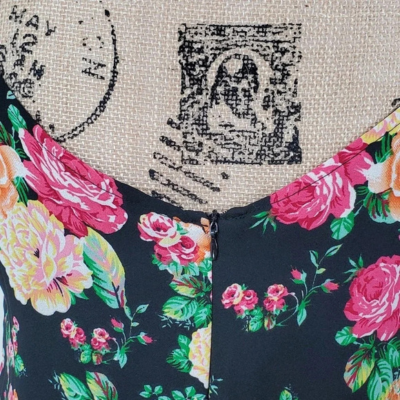 ROMEO And JULIET COUTURE Women's Floral Jumpsuit Lightweight Size Small - Picture 16 of 16